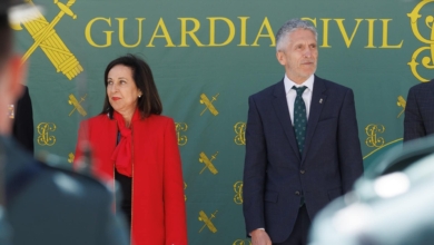 Margarita Robles se desmarca de Interior y condecora al exjefe de la UCO al que la cúpula de la Guardia Civil quería "poner de perfil"