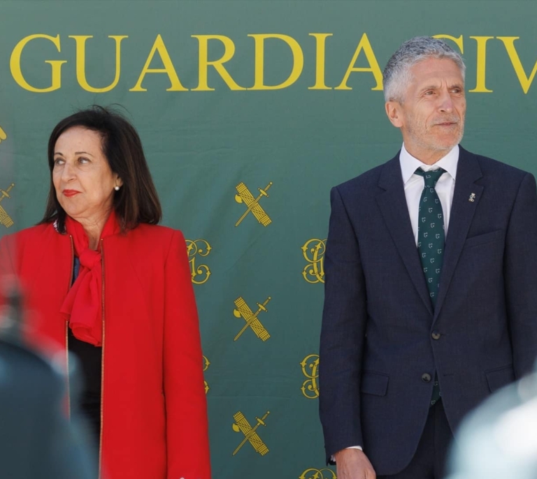 Margarita Robles se desmarca de Interior y condecora al exjefe de la UCO al que la cúpula de la Guardia Civil quería "poner de perfil"