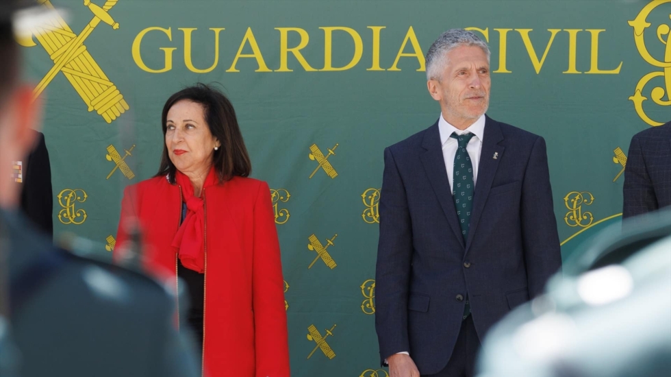 Margarita Robles se desmarca de Interior y condecora al exjefe de la UCO al que la cúpula de la Guardia Civil quería "poner de perfil"