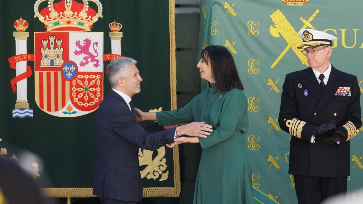 El ministro del Interior, Fernando Grande-Marlaska (1i), y la directora de la Guardia Civil, Mercedes González