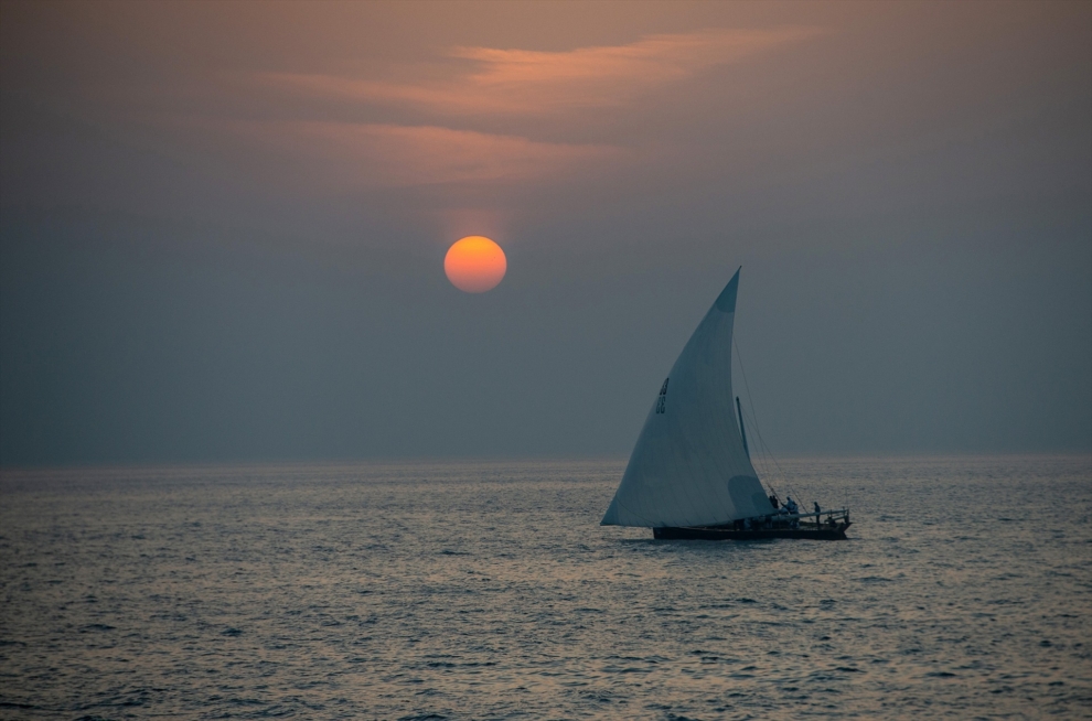 Un dhow navega por las aguas del golfo Pérsico