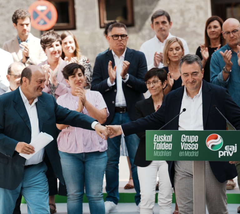 Sabin Etxea, la puerta que todos tocan en busca de favores, ayuda y contratos