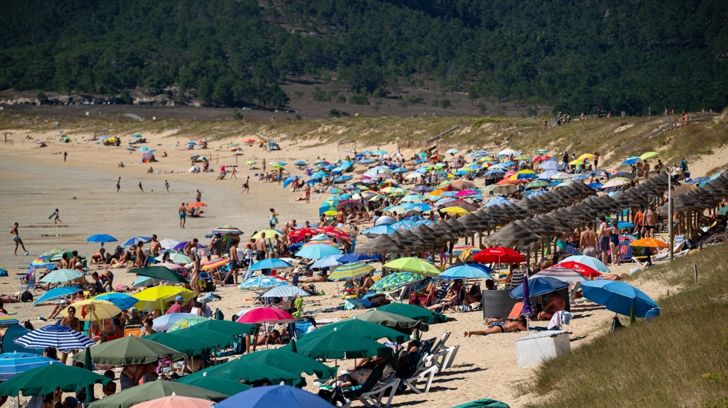 La guerra de las sombrillas se recrudece: multas de hasta 3.000 euros por reservar sitio en la playa