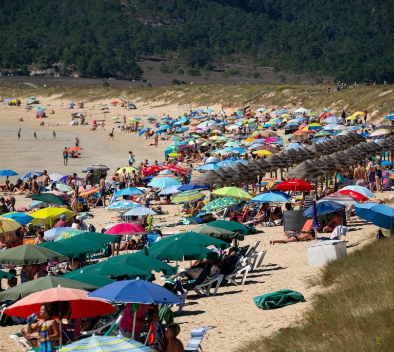 La guerra de las sombrillas se recrudece: multas de hasta 3.000 euros por reservar sitio en la playa