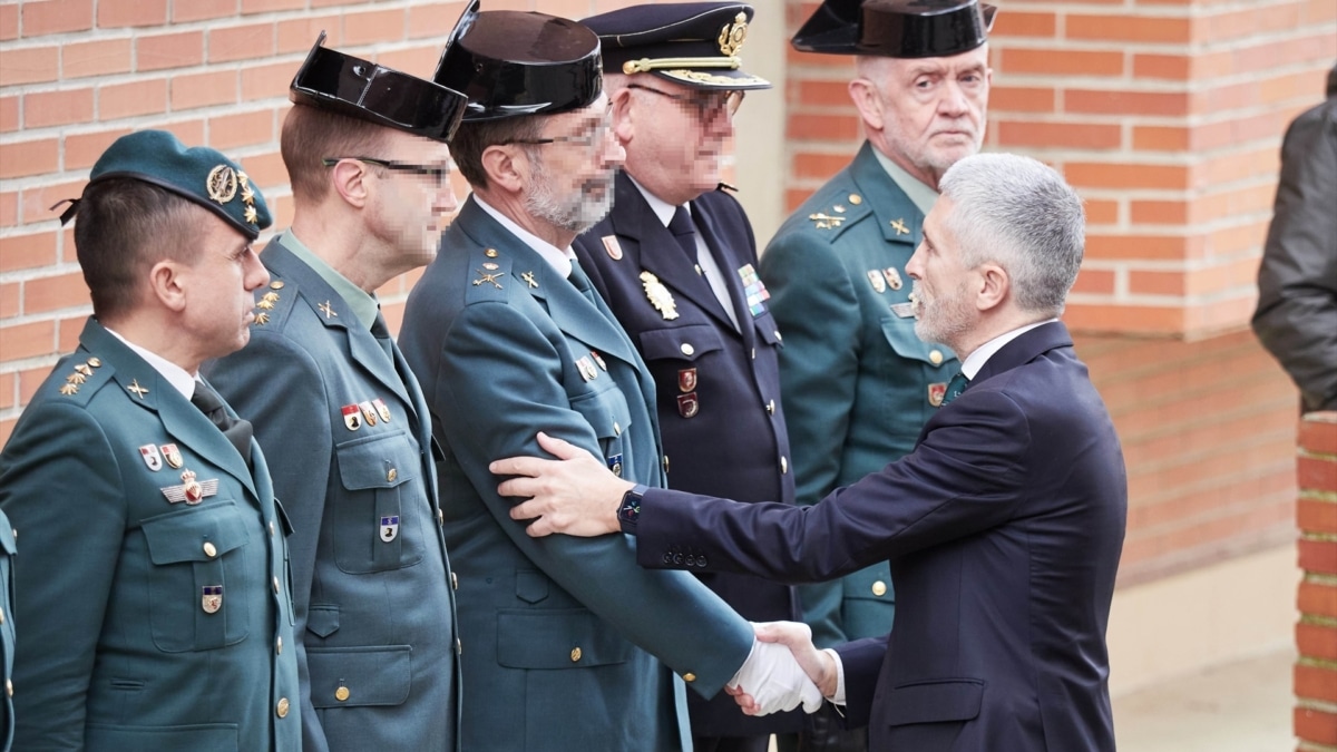 El ministro del Interior, Fernando Grande-Marlaska (d), saluda a un guardia civil entre ellos el DAO Manuel Llamas