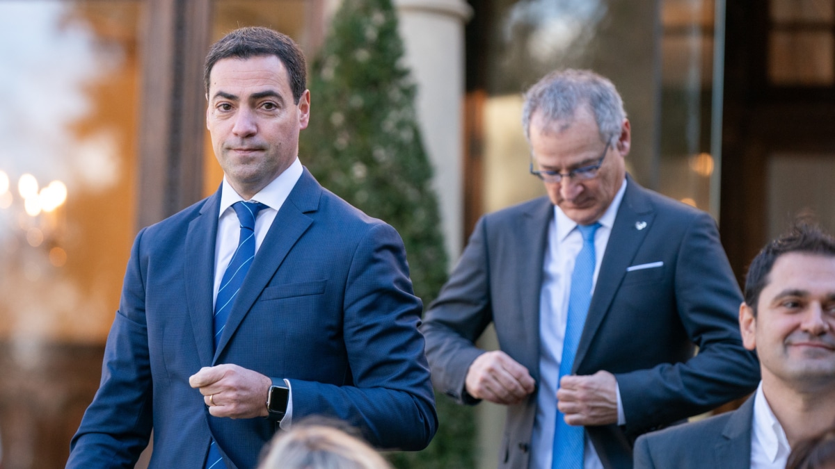 El rector de la Universidad del País Vasco, Joserramon Bengoetxea(d), y el lehendakari, Imanol Pradales(i), a su llegada al al acto de toma de posesión del nuevo rector de la Universidad del País Vasco (UPV/EHU).