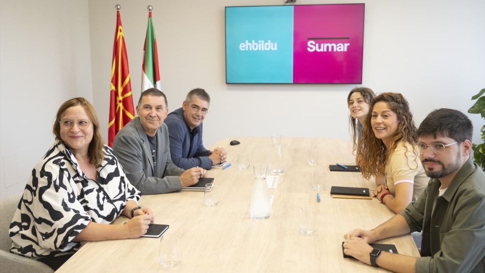 La secretaria de Organización de Movimiento Sumar, Laura Moreno (1º derecha) y la co-coordinadora del partido, Lara Hernández, durante la reunión con Arnaldo Ortegui (2º izquierda) en la sede de EH Bildu de Bilbao, en septiembre de 2025