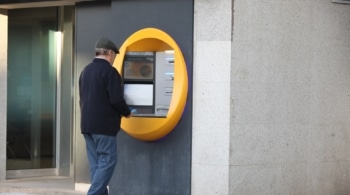 ¿Hacienda puede multar por ingresar o retirar dinero en efectivo de determinada manera?