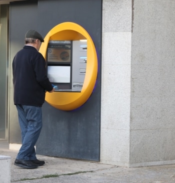 ¿Hacienda puede multar por ingresar o retirar dinero en efectivo de determinada manera?