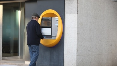 La realidad tras las multas por ingresar o retirar dinero en efectivo: ¿vigila Hacienda las operaciones en cajeros?