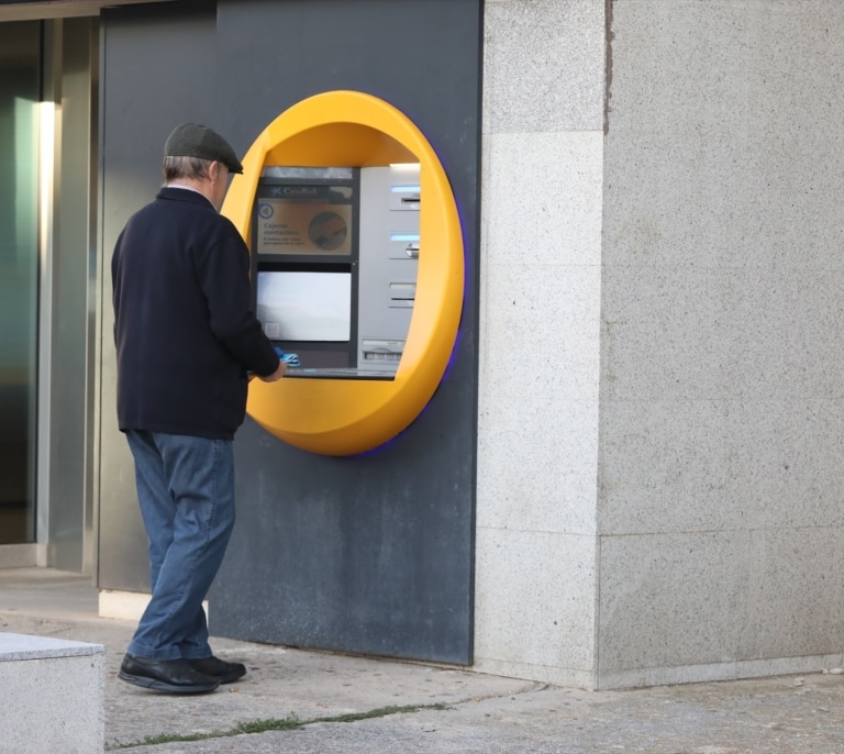 La realidad tras las multas por ingresar o retirar dinero en efectivo: ¿vigila Hacienda las operaciones en cajeros?
