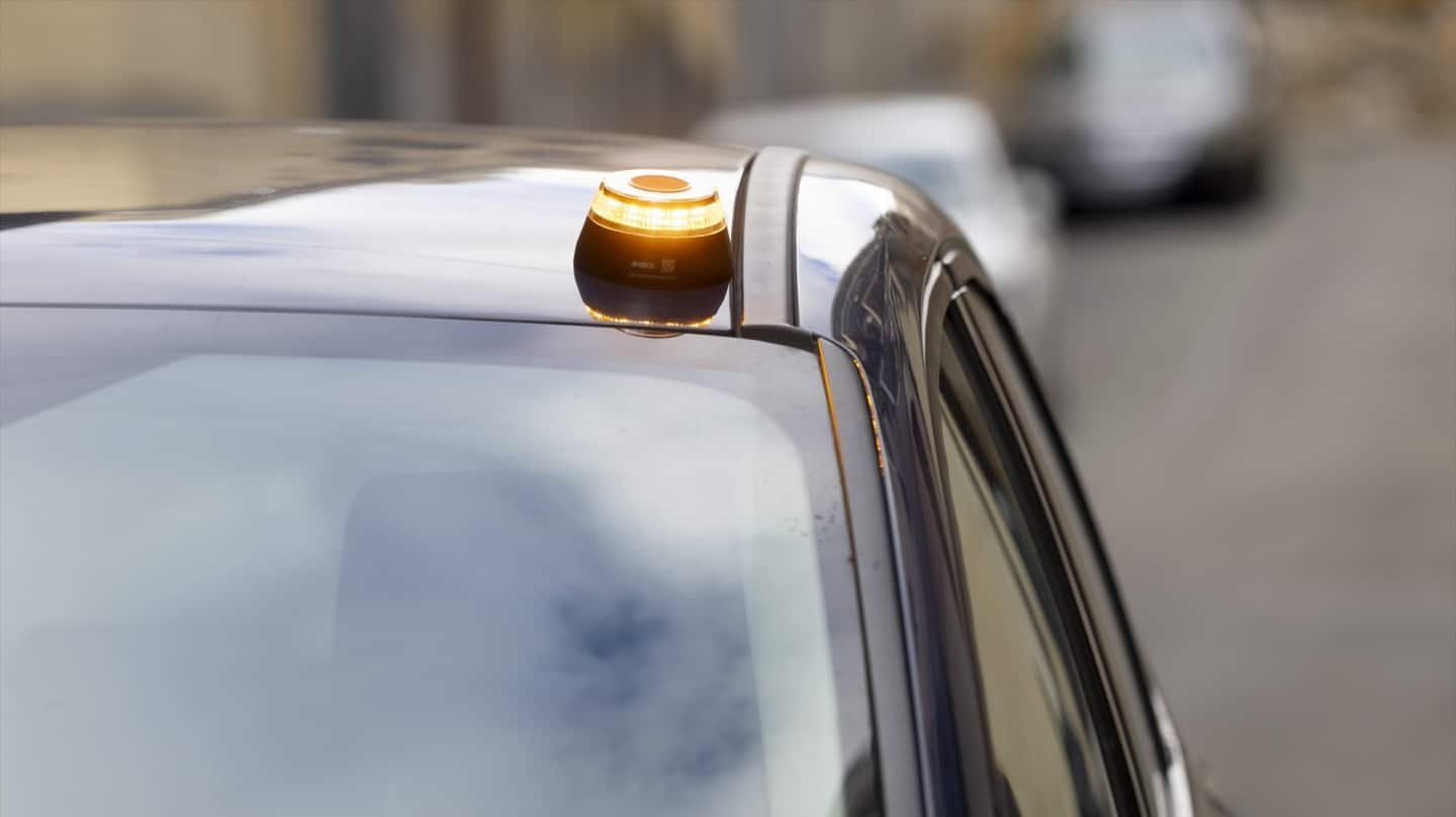 Bruselas advierte a la DGT que la baliza V-16 podría ser ilegal