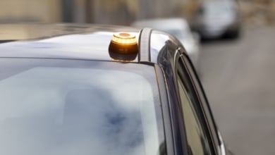 Bruselas advierte a la DGT que la baliza V-16 podría ser ilegal 