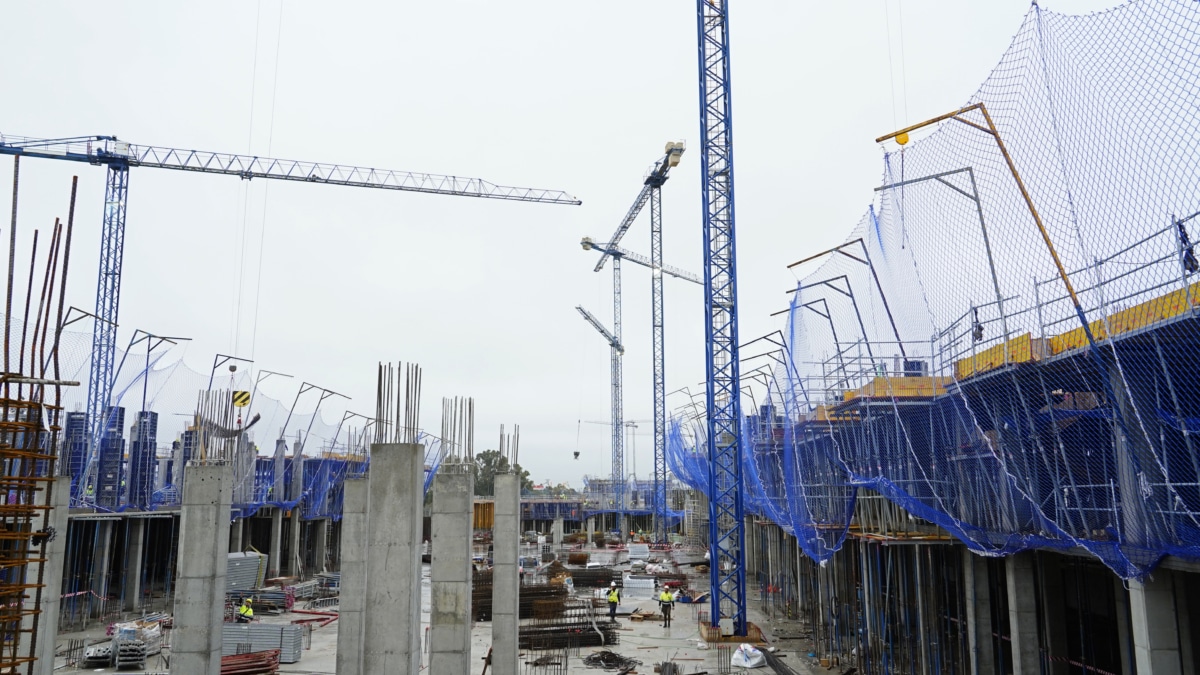 Obras de 480 viviendas protegidas en el barrio de Entrenúcleos en Dos Hermanas, Sevilla.