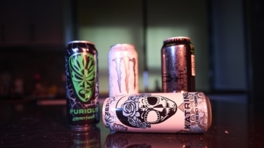 Prohibido comprar bebidas energéticas antes de los 16: así es la nueva ley que ya está en marcha
