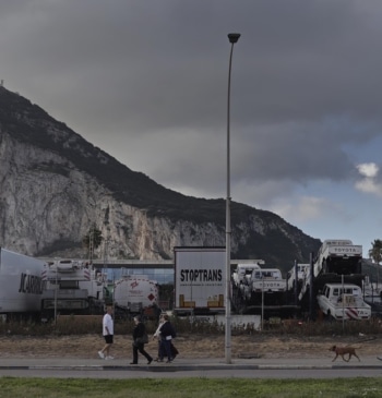 España insta a Reino Unido a abordar la "descolonización" de Gibraltar y [...]