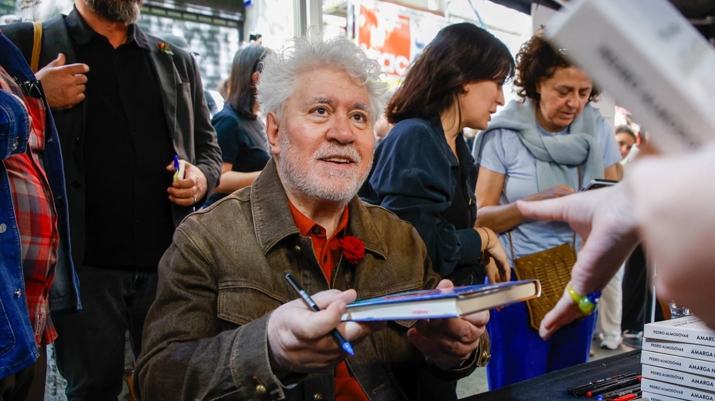 Pedro Almodóvar da el salto a la novela: todo sobre 'El homb