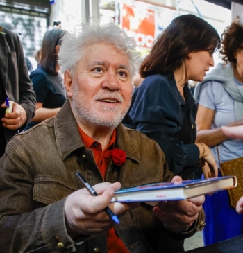 Pedro Almodóvar durante la firma de ejemplares en Sant Jordi el pasado abril