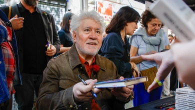 Pedro Almodóvar da el salto a la novela: todo sobre 'El hombre que solo escribía en los aviones'