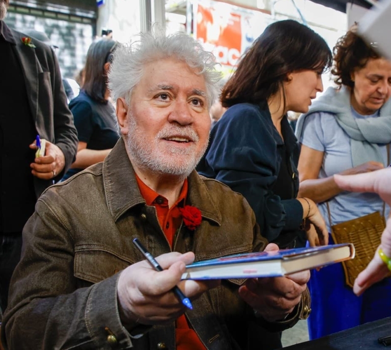 Pedro Almodóvar da el salto a la novela: todo sobre 'El hombre que solo escribía en los aviones'