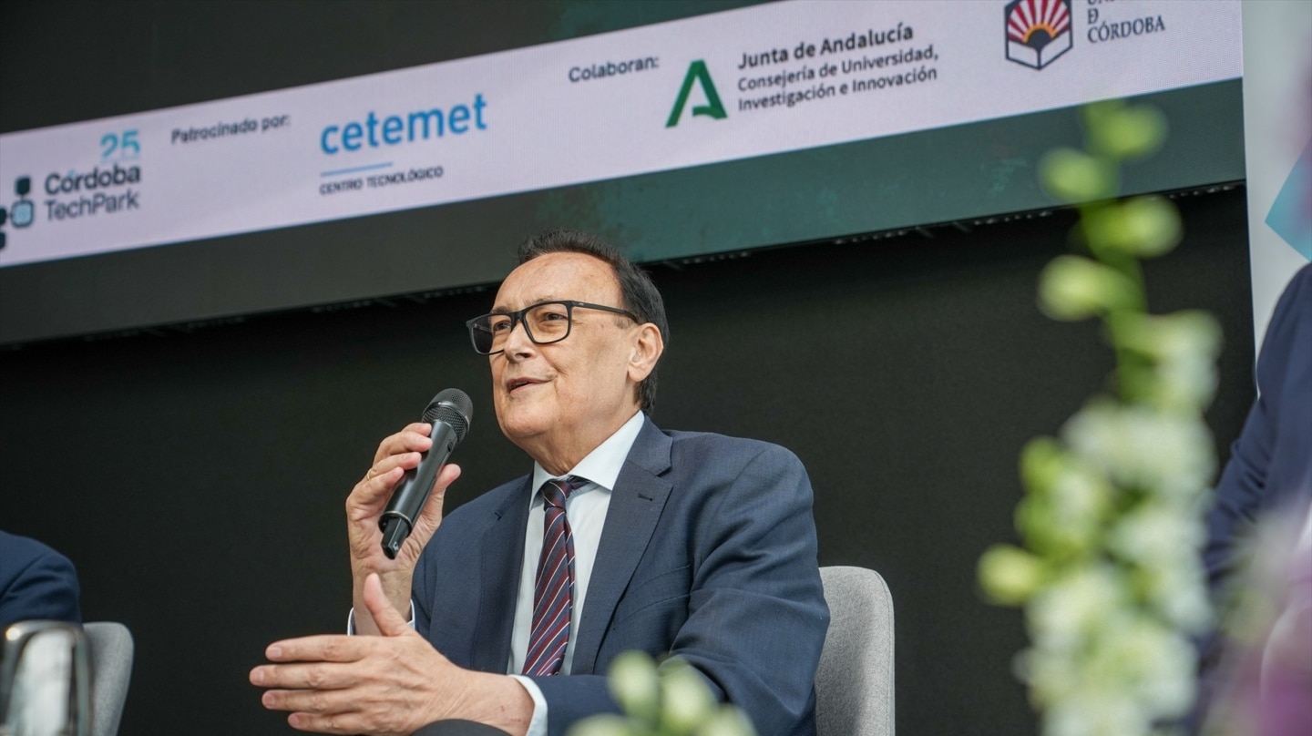 Juanma Moreno lamenta la muerte del consejero Gómez Villamandos: "Tenemos el corazón roto"