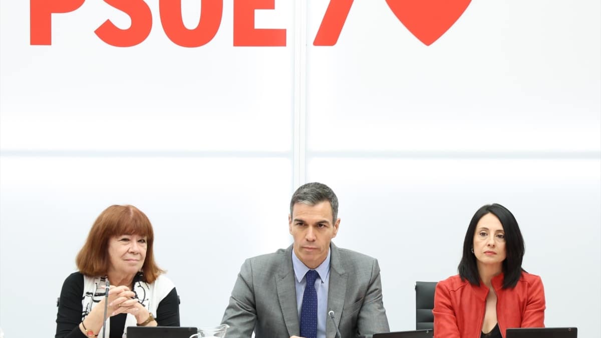 PSOE y Gobierno denuncian una "gravísima violación de la intimidad" tras la "filtración" de los chats de Zapatero 
