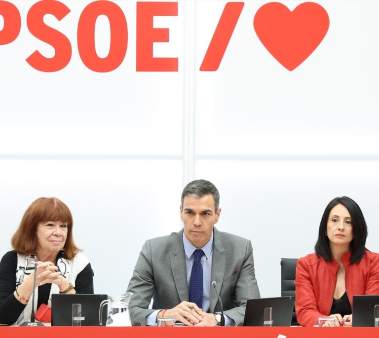 PSOE y Gobierno denuncian una "gravísima violación de la intimidad" tras la "filtración" de los chats de Zapatero 