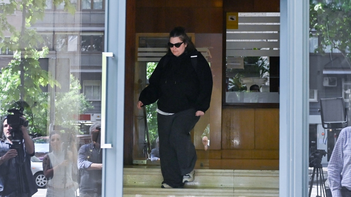 Una de las hijas del expresidente del Gobierno José Luis Rodríguez Zapatero a su salida de las oficinas de la empresa What The Fav