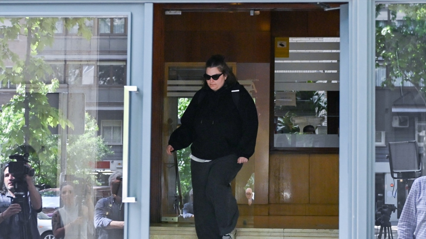 Una de las hijas del expresidente del Gobierno José Luis Rodríguez Zapatero a su salida de las oficinas de la empresa What The Fav