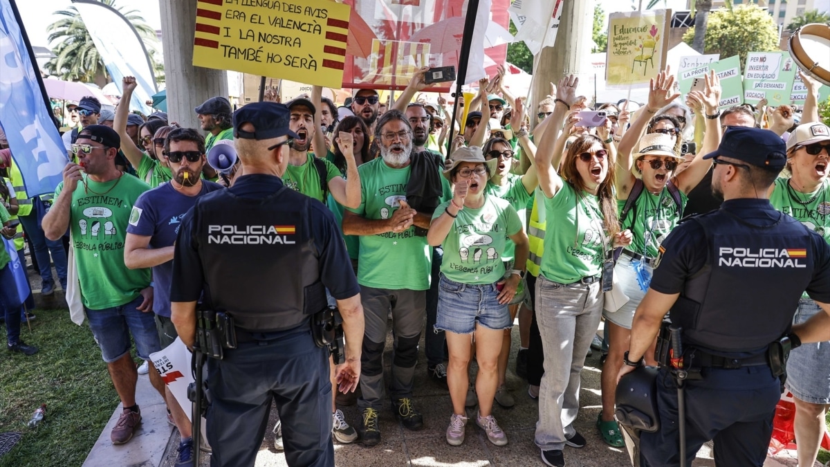 Decenas de personas se concentran frente a la Conselleria de Educación