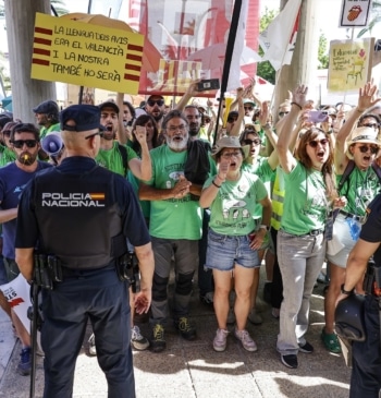 Interior expedienta al policía que empujó a una docente en Valencia y [...]