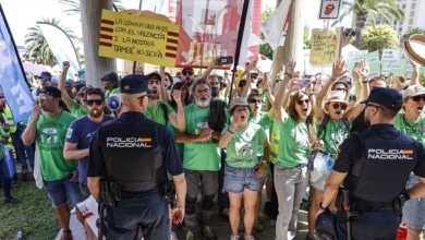 Interior expedienta al policía que empujó a una docente en Valencia y los sindicatos se rebelan: "Es una condena anticipada"