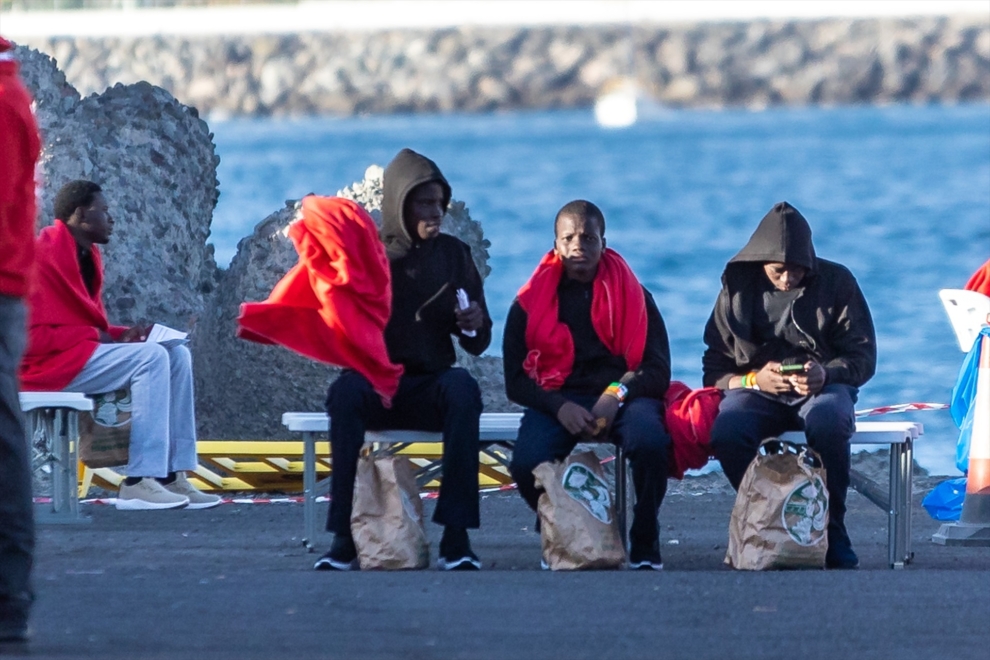 Varios inmigrantes son atendidos en el puerto de Arguineguín en Gran Canaria (foto de archivo)