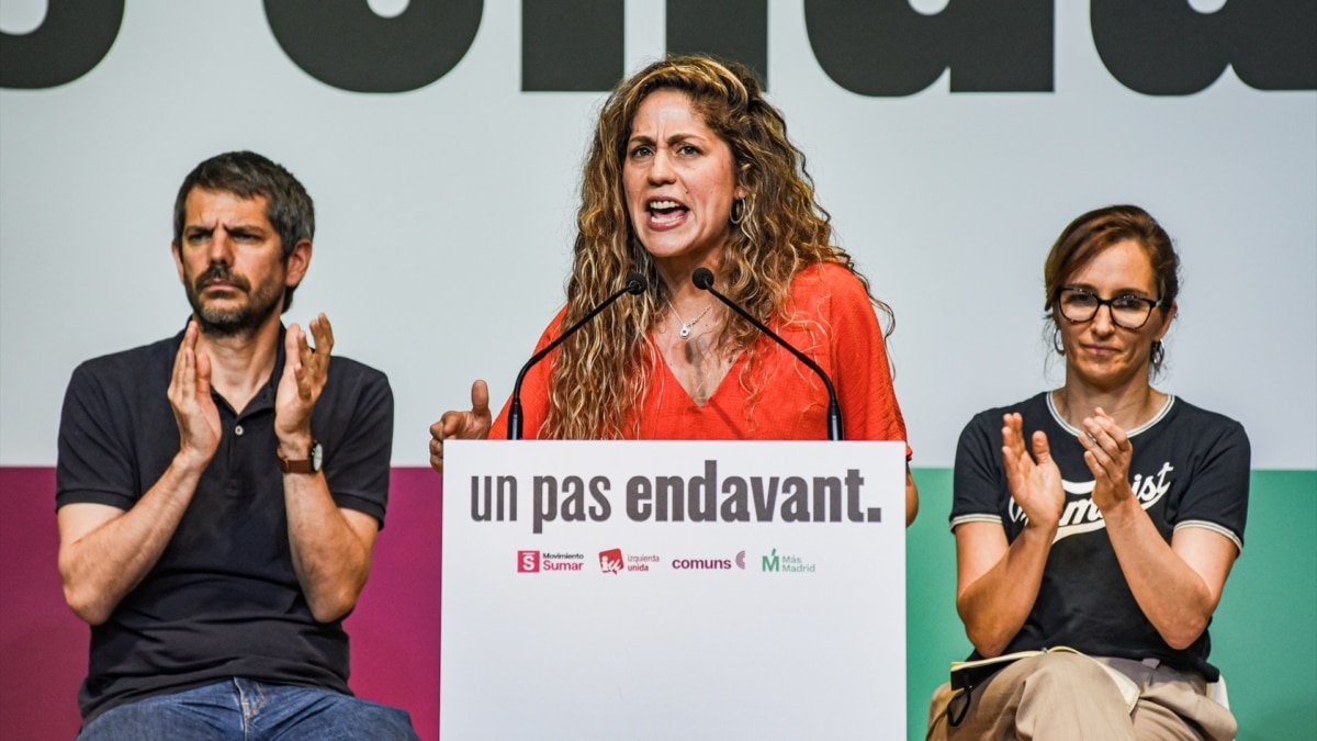 La coordinadora de Sumar, Lara Hernández, flanqueada por Ernest Urtasun y Mónica García durante el acto de los Comuns, Más Madrid, IU y Sumar celebrado el pasado 30 de mayo en Barcelona.