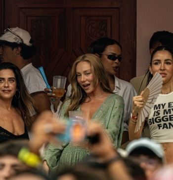 Las actrices María León (i) y Ester Expósito (c) durante un concierto del cantante Bad Bunny, en el Riyadh Air Metropolitano