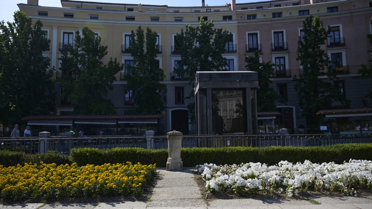 Madrid se tiñe con la bandera del Vaticano para recibir al Papa