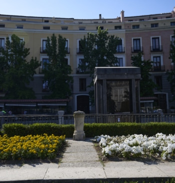 Madrid se tiñe con la bandera del Vaticano para recibir al Papa [...]