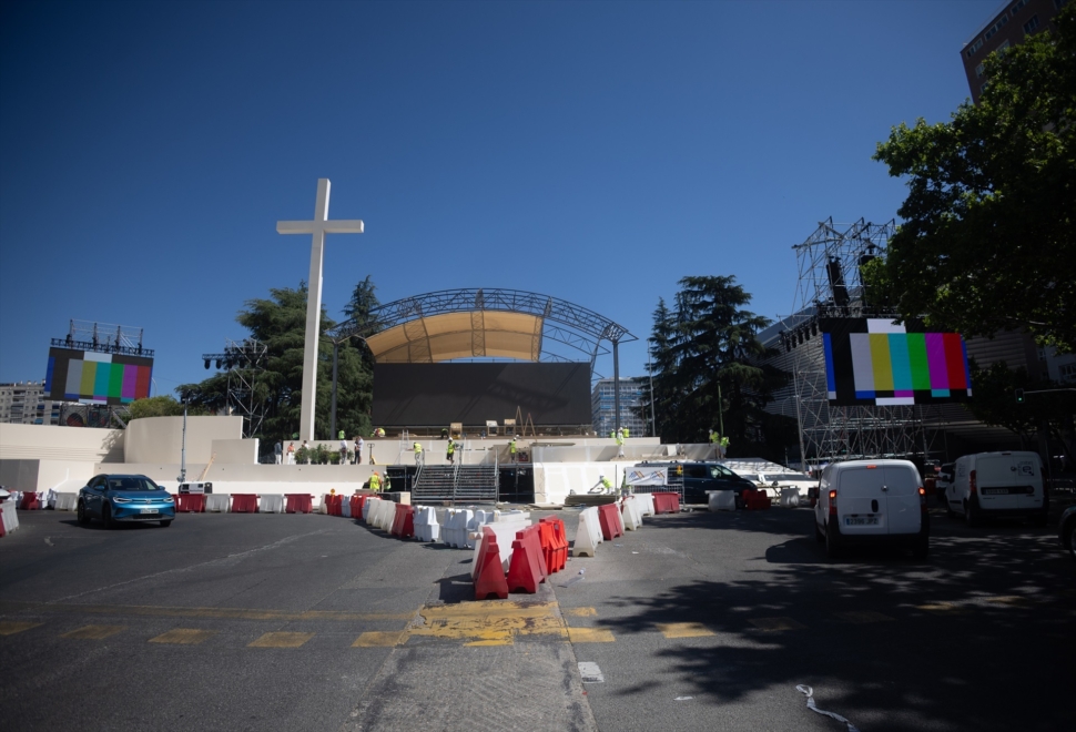 Montaje del escenario con motivo de la próxima visita apostólica del Papa León XIV en la plaza de Lima