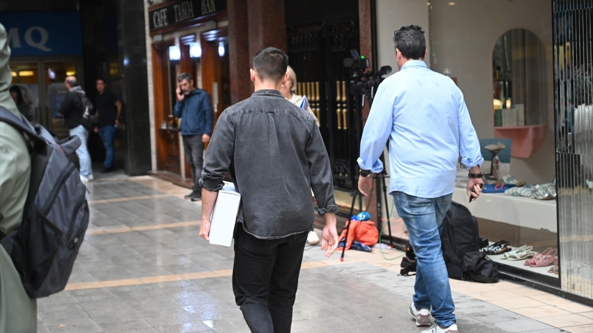 Dos personas durante un registro de la sede de Tubos Reunidos