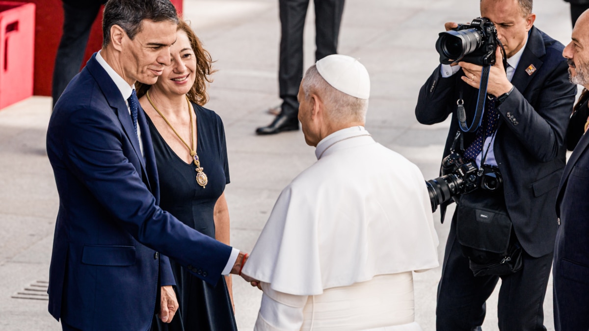 (I-D) El presidente del Gobierno, Pedro Sánchez; la presidenta del Congreso, Francina Armengol, y el Papa León XIV, durante la visita del Pontífice al Congreso de los Diputados, a 8 de junio de 2026, en Madrid (España). León XIV es el primer papa que pronuncia un discurso como jefe del Estado Vaticano ante diputados y senadores, en el marco de su viaje oficial a España. Carlos Luján / Europa Press 08/6/2026