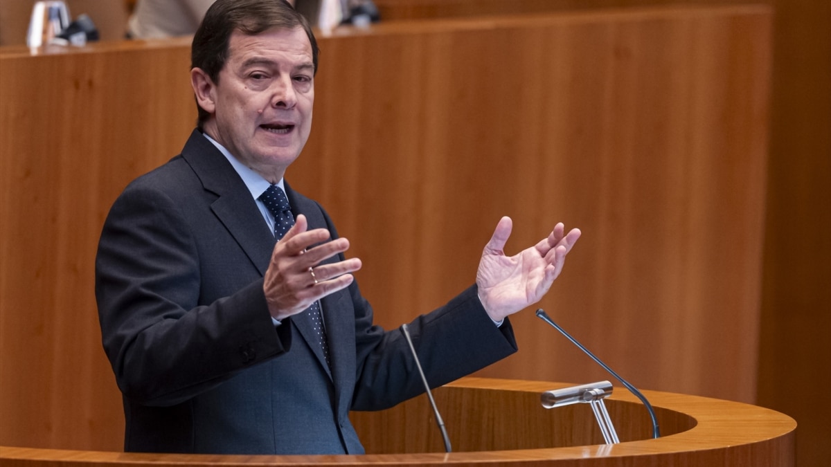 Mañueco, investido presidente de la Junta de Castilla y León para un tercer mandato con el apoyo de PP y Vox