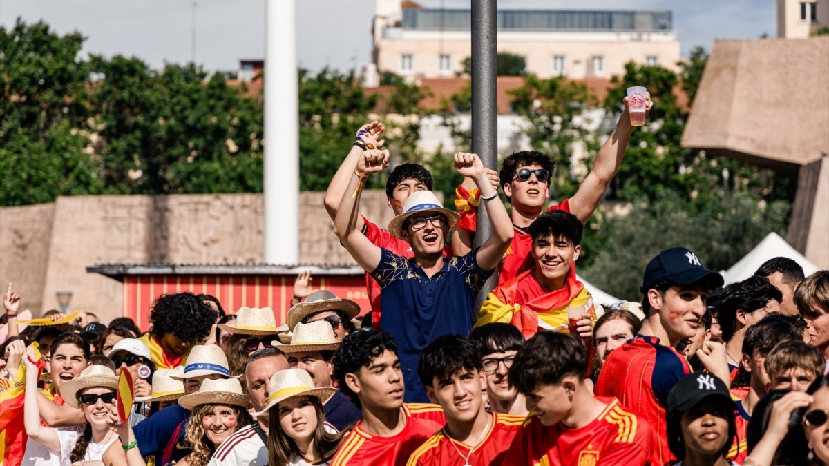 Decenas de personas durante el primer partido disputado por la selección española en el Mundial