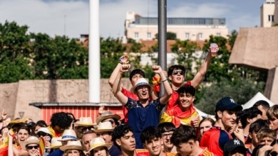Móvil en mano y la tele encendida: la nueva y "angustiosa" forma en la que los jóvenes ven el Mundial