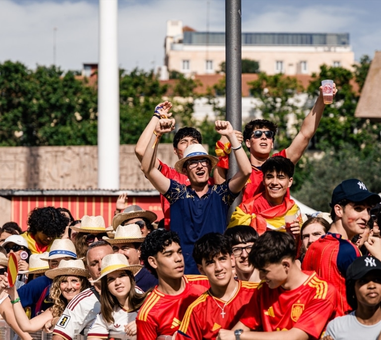 Móvil en mano y la tele encendida: la nueva y "angustiosa" forma en la que los jóvenes ven el Mundial