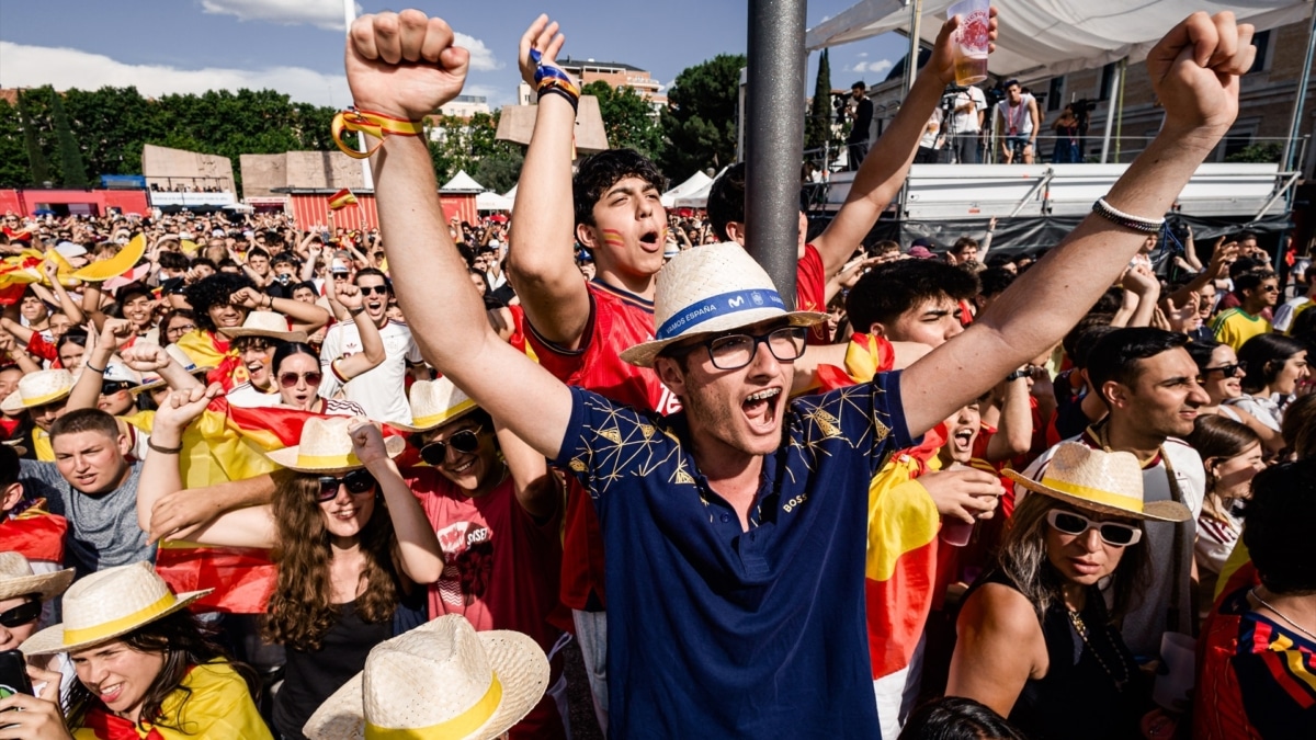Aficionados viendo el partido de España en el Mundial 2026 desde Colón