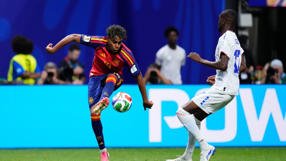 Lamine Yamal controlando el balón ante Cabo Verde