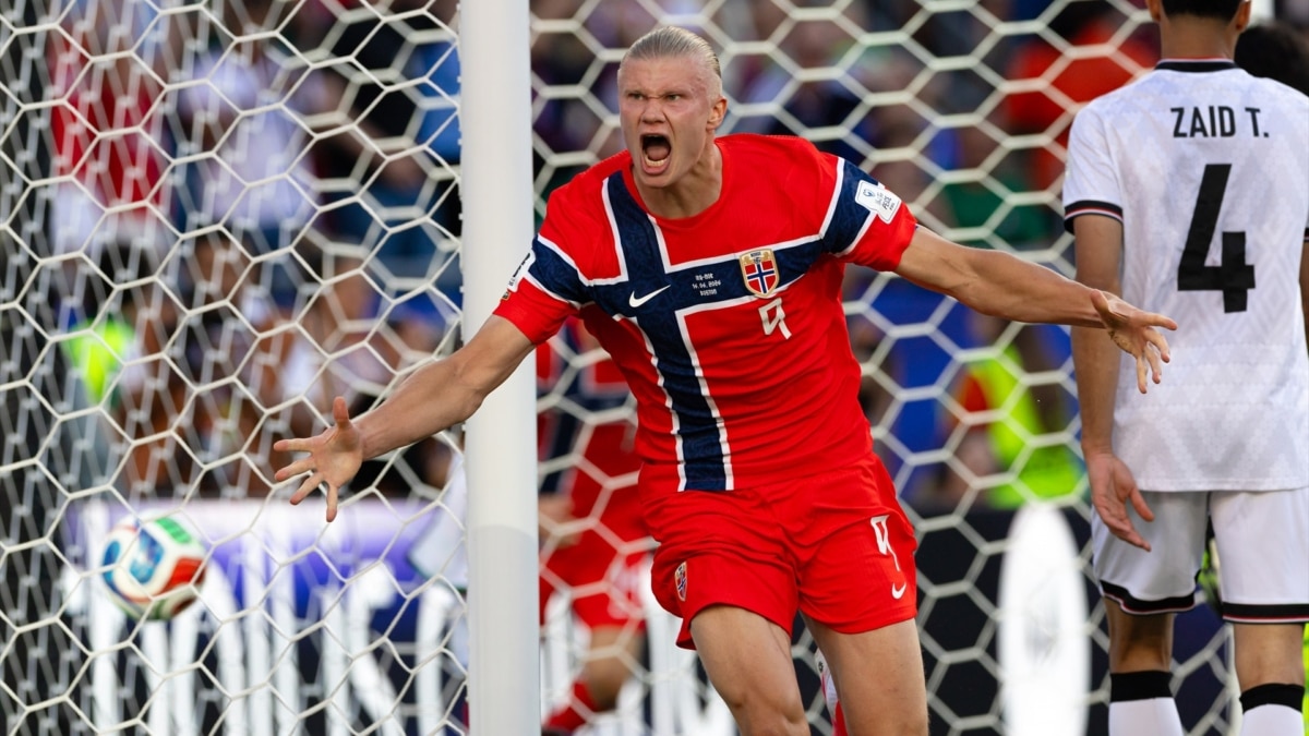 Erling Haaland celebrando uno de sus dos goles ayer