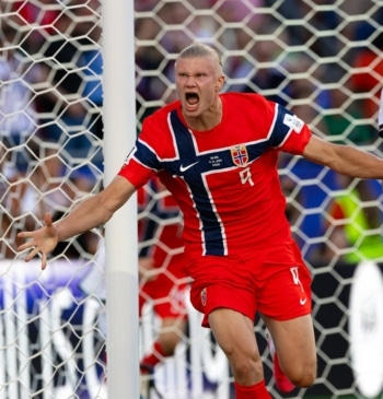 Erling Haaland celebrando uno de sus dos goles ayer