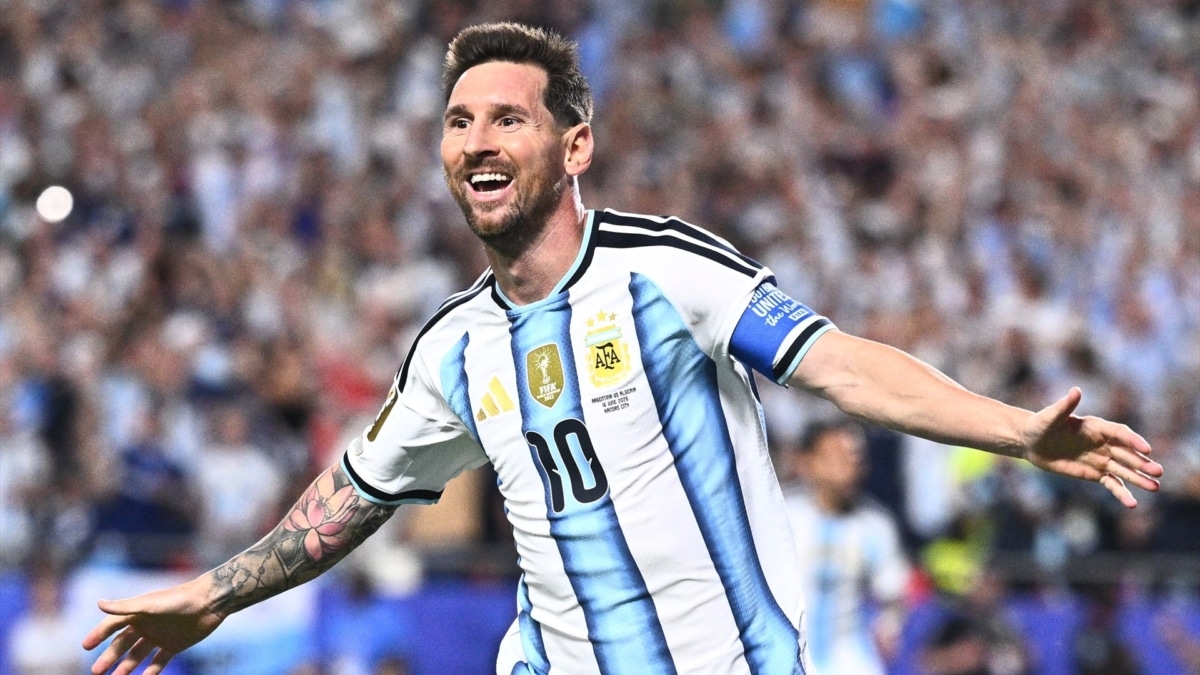 Leo Messi celebrando uno de sus 3 goles ayer ante Argelia