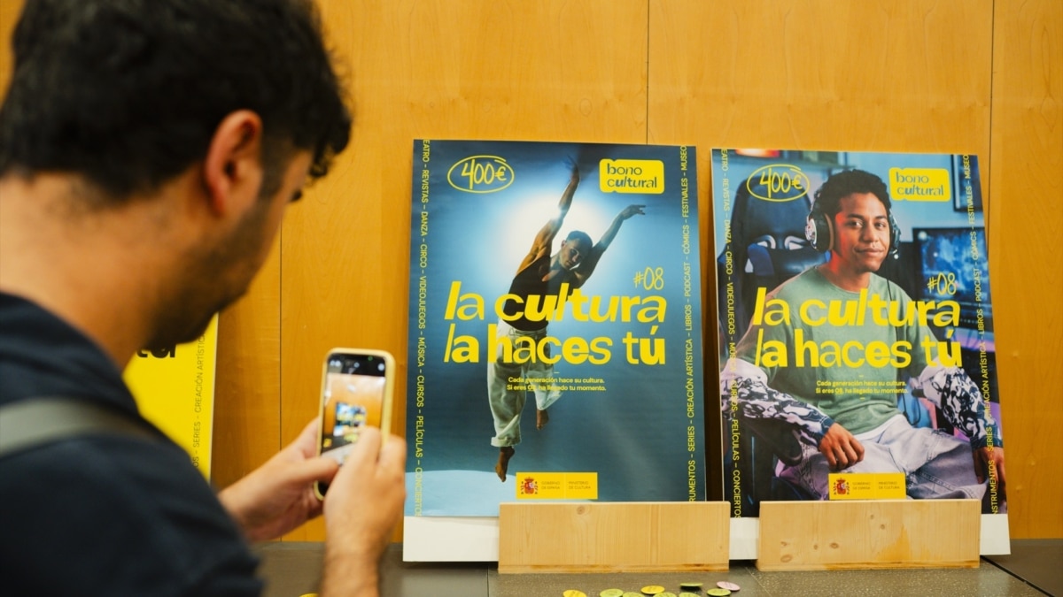 Carteles durante la presentación del nuevo Bono Cultural Joven
